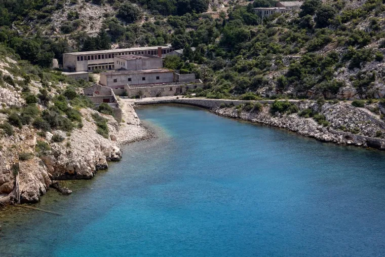 Napu&scaron;ten je već 35 godina, okružen je željezom i zelenilom. Pogledajte kako danas izgleda Goli otok