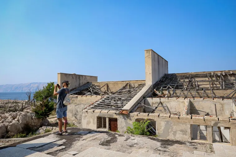 Napu&scaron;ten je već 35 godina, okružen je željezom i zelenilom. Pogledajte kako danas izgleda Goli otok