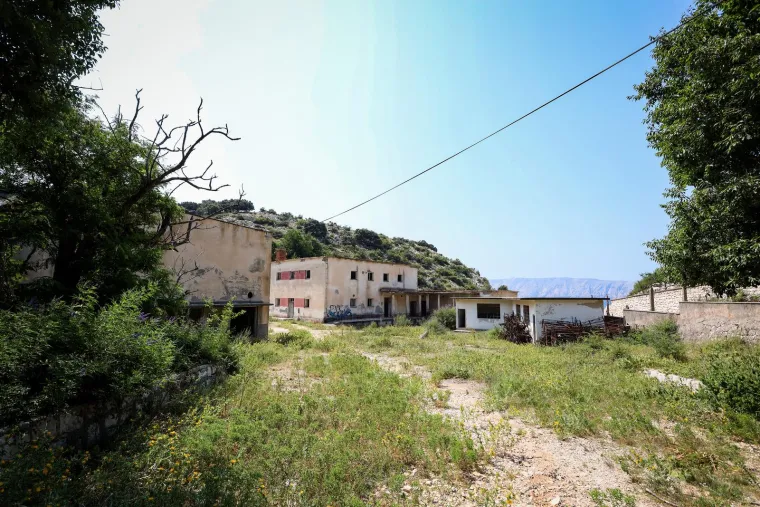 Napu&scaron;ten je već 35 godina, okružen je željezom i zelenilom. Pogledajte kako danas izgleda Goli otok