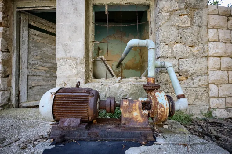 Napu&scaron;ten je već 35 godina, okružen je željezom i zelenilom. Pogledajte kako danas izgleda Goli otok