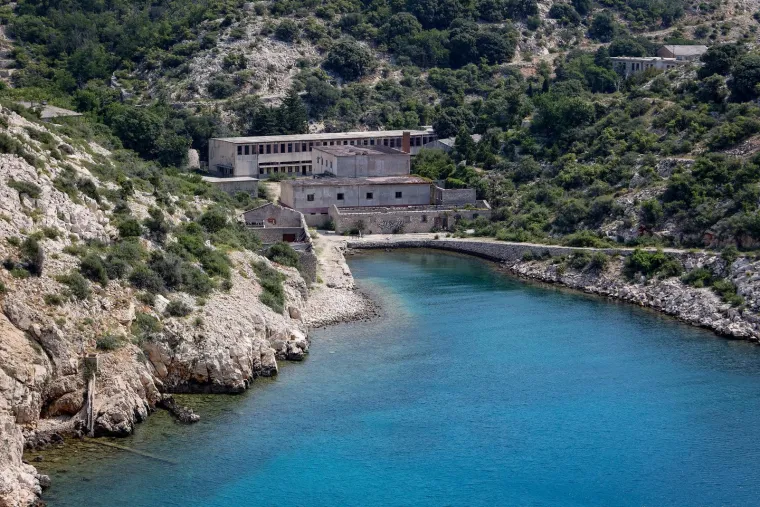 Napu&scaron;ten je već 35 godina, okružen je željezom i zelenilom. Pogledajte kako danas izgleda Goli otok