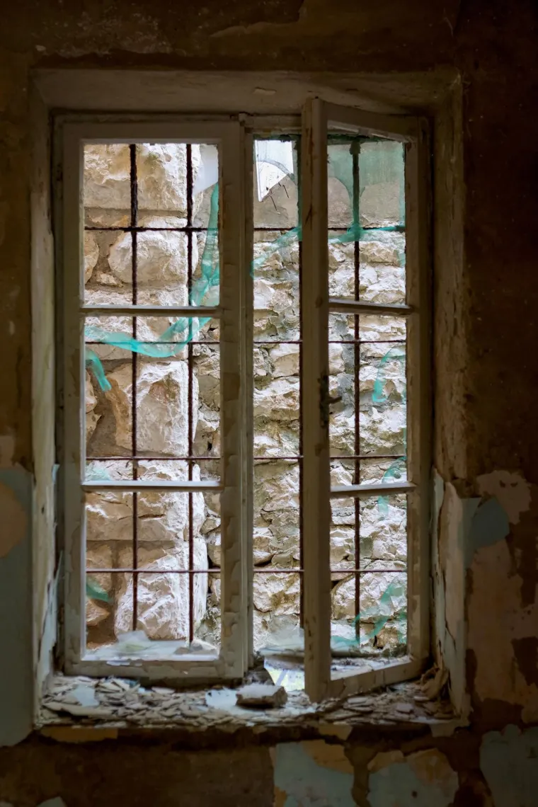 Napu&scaron;ten je već 35 godina, okružen je željezom i zelenilom. Pogledajte kako danas izgleda Goli otok