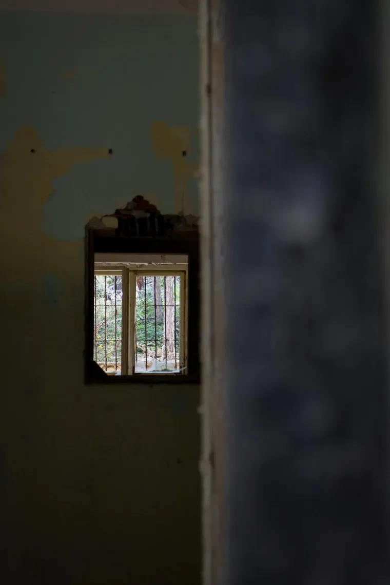 Napu&scaron;ten je već 35 godina, okružen je željezom i zelenilom. Pogledajte kako danas izgleda Goli otok