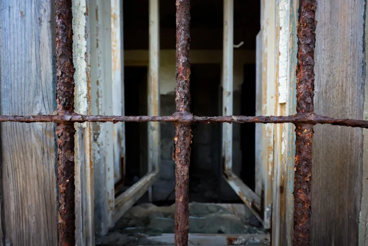 Napu&scaron;ten je već 35 godina, okružen je željezom i zelenilom. Pogledajte kako danas izgleda Goli otok