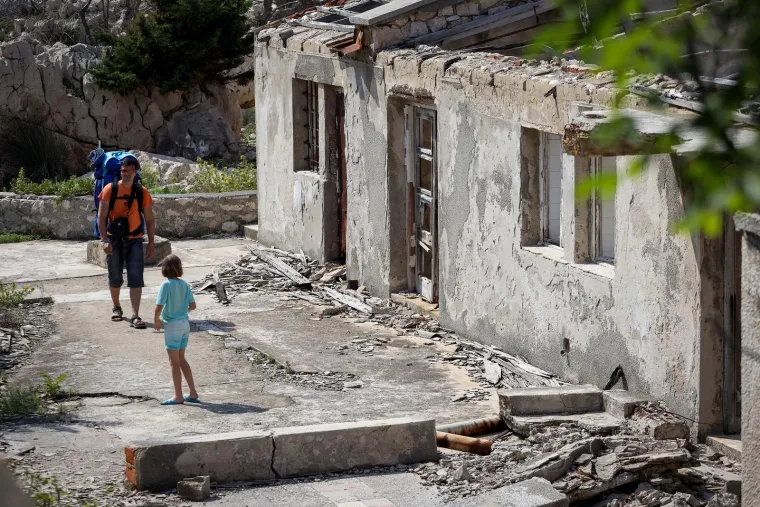 Napu&scaron;ten je već 35 godina, okružen je željezom i zelenilom. Pogledajte kako danas izgleda Goli otok