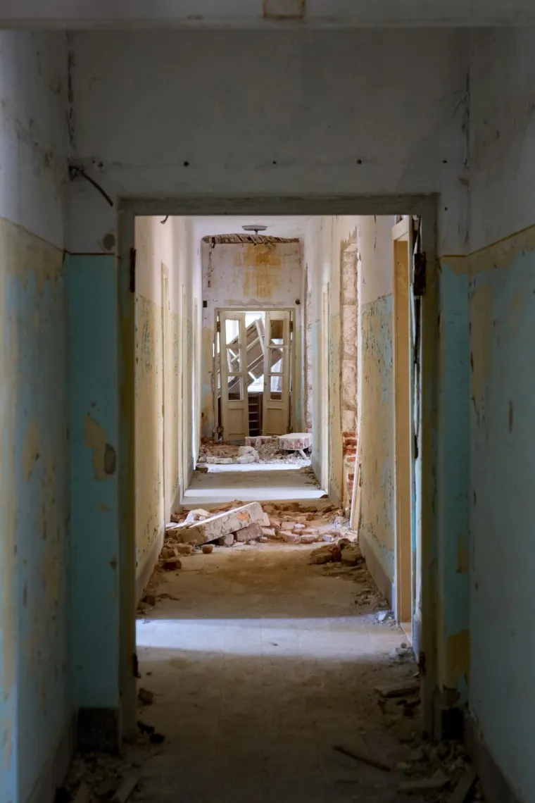 Napu&scaron;ten je već 35 godina, okružen je željezom i zelenilom. Pogledajte kako danas izgleda Goli otok