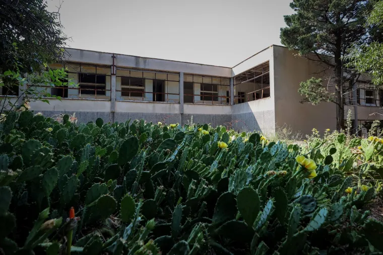 Napu&scaron;ten je već 35 godina, okružen je željezom i zelenilom. Pogledajte kako danas izgleda Goli otok