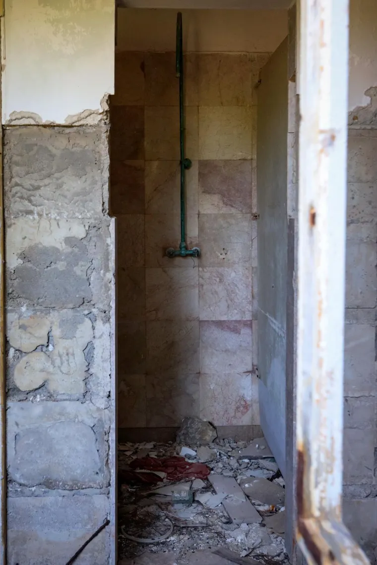 Napu&scaron;ten je već 35 godina, okružen je željezom i zelenilom. Pogledajte kako danas izgleda Goli otok