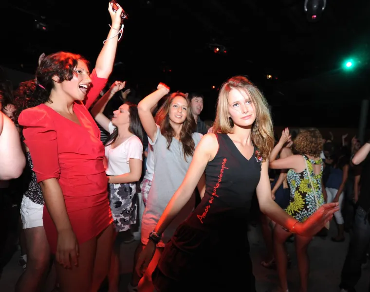 Slavna 'Kućanica', NBA zvijezda, bjegunac iz 'Zakon braće' i Ivan Todorić. Svi u noćnom klubu u Vodicama