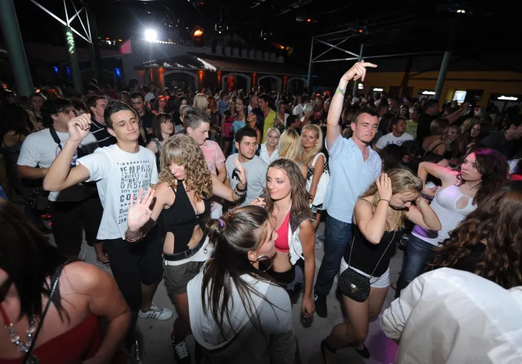 Slavna 'Kućanica', NBA zvijezda, bjegunac iz 'Zakon braće' i Ivan Todorić. Svi u noćnom klubu u Vodicama