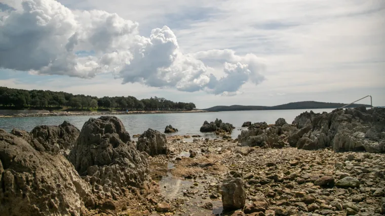 Ako volite kamenite plaže, Vrsar je idealno mjesto za vas, a tamo se nalazi i Koversada koja je jedna od najvećih nudističkih plaža u Europi. Pored toga, Koversada je ocijenjena plavom zastavom za čisto more, a nudi i brojne sportske i gastronomske sadržaje.