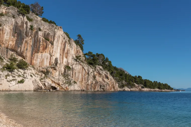 Nudistička plaža Nugal nalazi se u neposrednoj blizini Makarske, a ova je plaža 2019. godine progla&scaron;ena trećom najljep&scaron;om u Europi prema časopisu European Best Destination. "Okružena strmim liticama i okružena borovom &scaron;umom, do ove udaljene plaže na kopnu nasuprot otoka Brača stiže se uskom stazom koja izgleda kao stvorena za koze, a ne za ljude koji traže bijeg bez ko&scaron;ulje na Jadran", napisali su i preporučili da na plažu ponesete deblji ručnik ili ležaljku jer je to &scaron;ljunčana plaža.