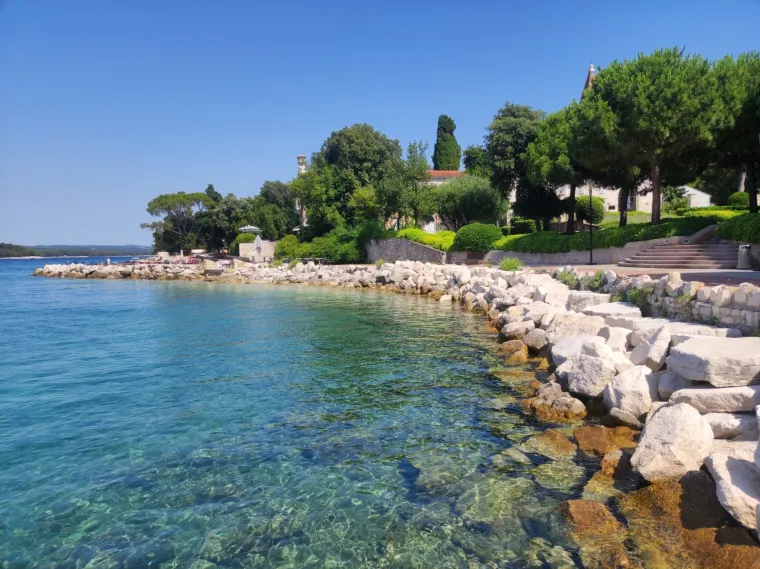 Crveni otok je mostom povezan s Ma&scaron;kinim otočićem gdje se nalazi restoran i nudistička plaža (FKK). Crveni otok ima veliki broj različitih plaža, od kojih su neke i nudističke, posebno na otočiću Ma&scaron;kin koji je poznat kao Gay Island. Većina plaža nalazi se na južnoj strani Svetog Andrije i ove plaže su najbolja usluga i ponuda za hotele i apartmane koji se nalaze u blizini. 