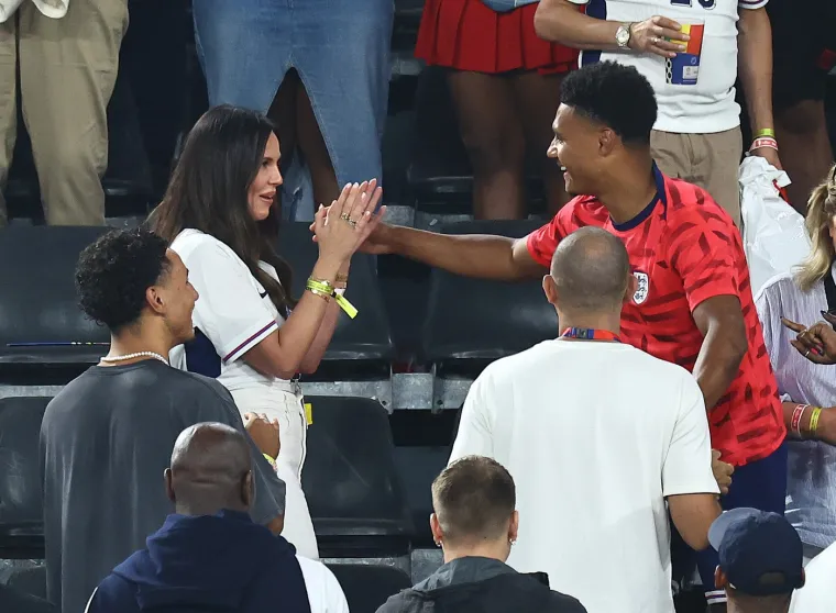 Samo 4 puta Ollie Watkins dodirnuo je loptu, a posljednji 4 bio je projektil i gol. Nakon posljednjeg zvižduka, Watkins je ušao na tribinu kako bi se susreo sa svojim voljenima. Otišao je do nje. Svi su ih gledali... 