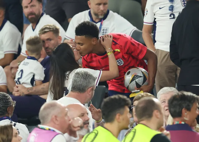 Njihov poljubac upravo obilazi planetu. Tako to rade frajeri. Pamtit će Watkins ovaj trenutak čitav život. Ne zabija se pobjednički gol za finale Eura u 90. i ne ljubi ljepotica svakog dana. 