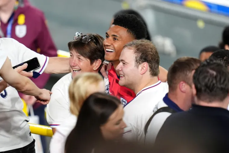 Engleski junak nakon gola u 90. za finale Eura pokazao kakav je frajer: Svi pričaju o poljupcu godine