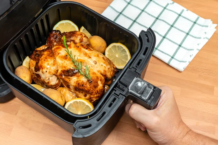Smanjenje korištenja pećnice i štednjaka može vam pomoći da izbjegnete zagrijavanje kuhinje. Pokušajte upotrijebiti fritezu umjesto pećnice ili ploče za kuhanje. Iznenadili biste se koliko mali kućanski uređaji mogu biti svestrani. 