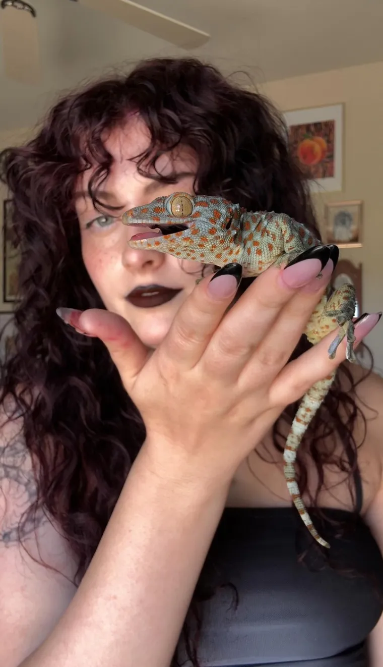 Skupila je vi&scaron;e 200 egzotičnih životinja, s nekima čak dijeli krevet