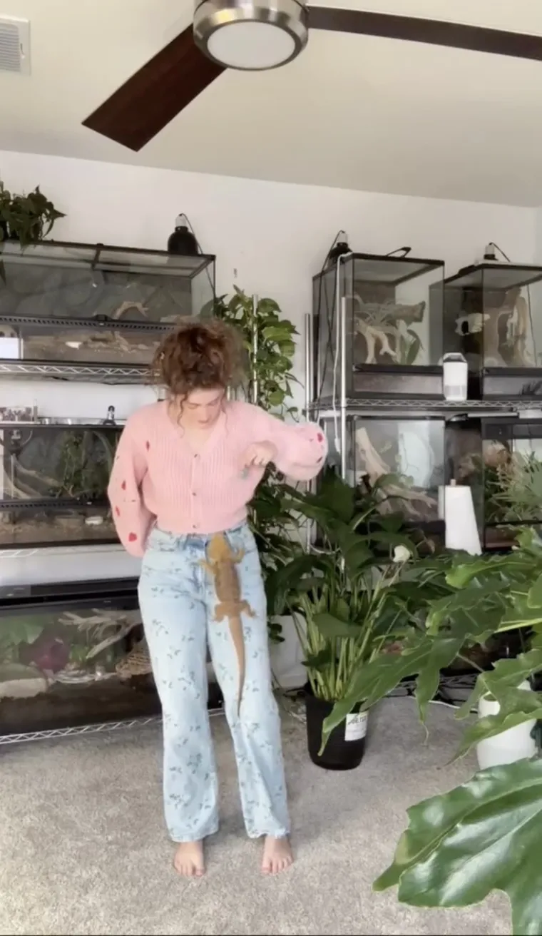 Skupila je vi&scaron;e 200 egzotičnih životinja, s nekima čak dijeli krevet