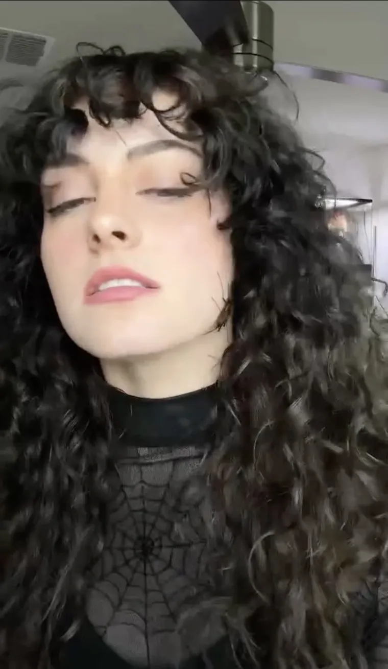 Skupila je vi&scaron;e 200 egzotičnih životinja, s nekima čak dijeli krevet