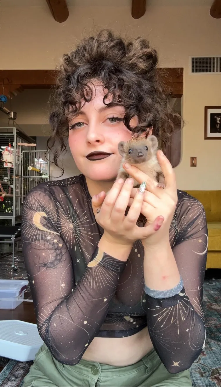 Skupila je vi&scaron;e 200 egzotičnih životinja, s nekima čak dijeli krevet