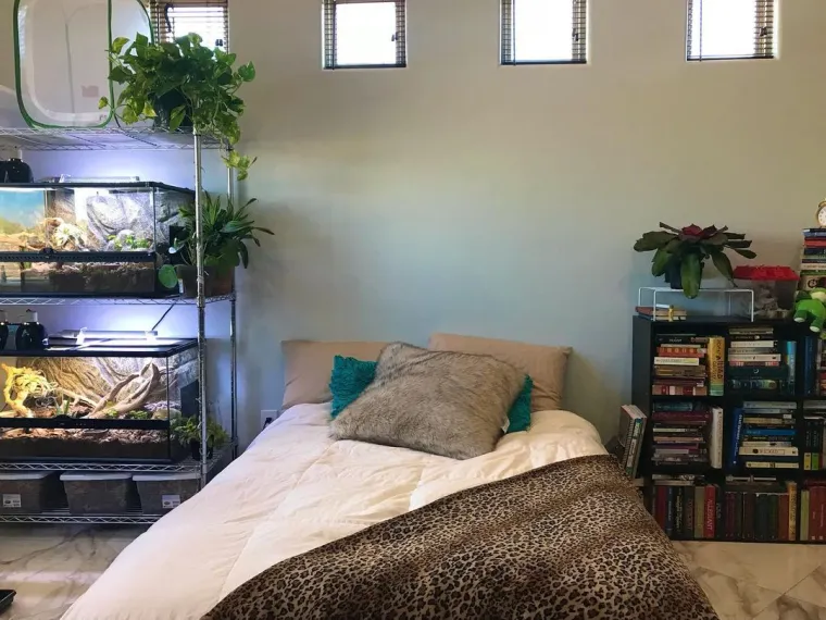 Skupila je vi&scaron;e 200 egzotičnih životinja, s nekima čak dijeli krevet