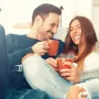 Umjesto da samo kažete hvala, razmislite o tome da zabilježite radnje koje vaš partner čini, a koje cijenite. Zatim pokušajte podijeliti ovu zahvalnost usmeno ili u poruci što češće možete. Ova praksa ne samo da čini da se vaš partner osjeća više cijenjenim, već vam također pomaže da razvijete osjećaj zahvalnosti.