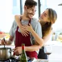 Mnogi parovi prestaju izlaziti nakon što se usele zajedno ili vjenčaju jer više ne moraju planirati viđanja. No, to vam može oduzeti dio uzbuđenja zajedničkog provođenja vremena. &quot;Postoji mit da bi spolni odnos trebao biti spontan. Život može biti užurban i stvari mogu stati na put fizičkoj intimnosti s partnerom. Planiranje može stvoriti iščekivanje i uzbuđenje&quot;, rekla je Rachel Needle, certificirana sekspertica. 
