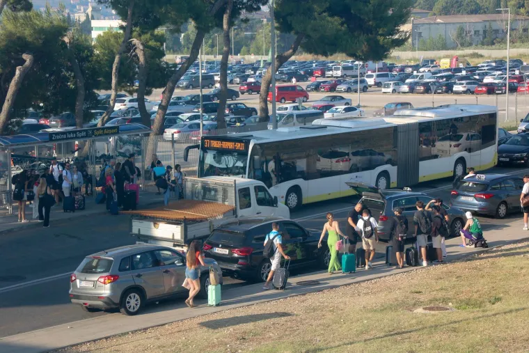 Autobusna linija koja vozi od aerodroma do Splita je prepuna, a na stanici autobusa patroliraju i policajci.