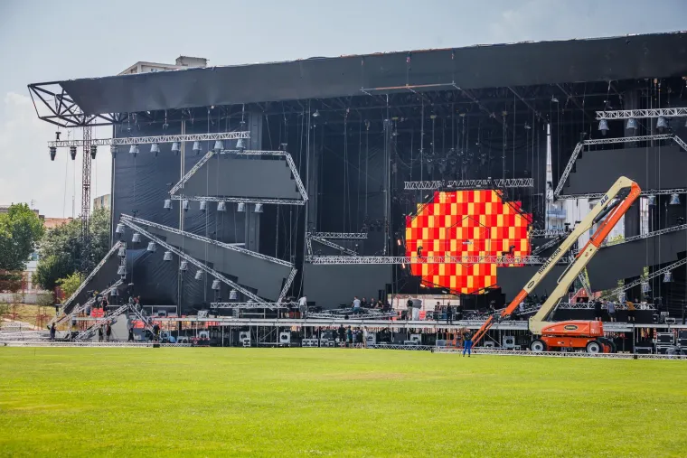 U parku pored &scaron;oping centra Jokera danima se već radi i priprema pozornica kako bi sve bilo spremno za izvođače i posjetitelje.