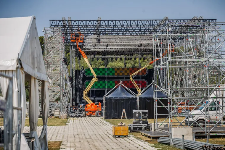 Na terenu će sve tri noći biti veći broj policije i hitne službe za intervencije.