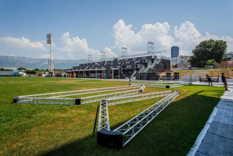 Policija upozorava - u petak, subotu i nedjelju od 19.30 do 6.30 redari i policija će uspostaviti blokadne punktove u užoj zoni sportskog kompleksa i za sav promet će biti zatvorene ulica Hrvatske mornarice od raskrižja s ulicom Domovinskog rata do raskrižja s ulicom Ante Starčevića; ulica Mike Tripala od križanja s Putom Supavla do raskrižja s ulicama Velimira Terzića i Put Brodarice i ulica Put Brodarice. 
