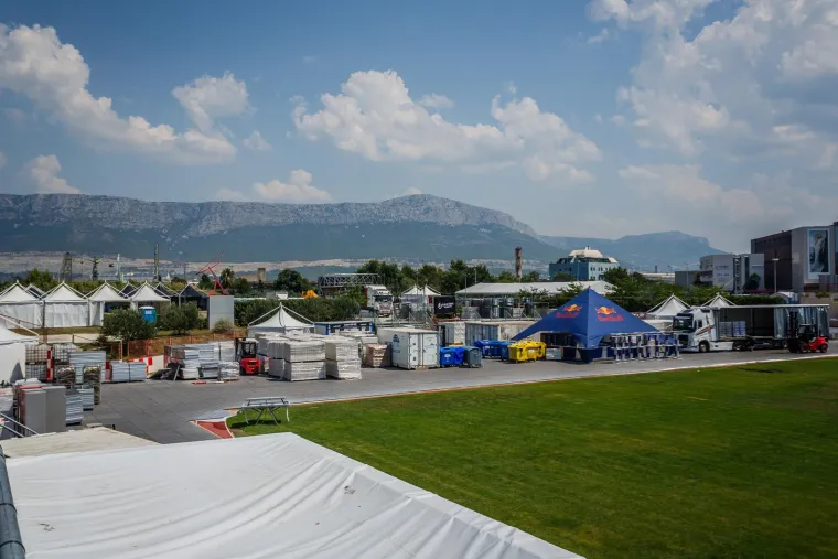 U zatvorenim ulicama, promet će biti omogućen autobusima javnog gradskog prijevoza, vozilima stanara, vozilima žurnih službi i taksijima. 