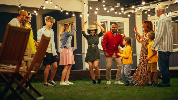 
Što je zabava bez dobre muzike? Napravite popis pjesama idealne za ljetno vrijeme i neka tiho svira dok vi i vaši gosti uživate u druženju uz dobru muziku. 