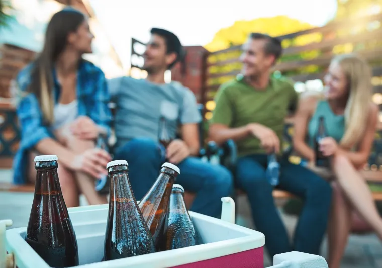 

Kako bi va&scaron;a pića uvijek bila hladna tijekom druženja u dvori&scaron;tu, potrudite se držati pića u prijenosnom hladnjaku pored vas te zavežite otvarače za boce za ručke hladnjaka kako gosti nikada ne bi morali ići u potragu da pronađu način da otvore hladno pivo.