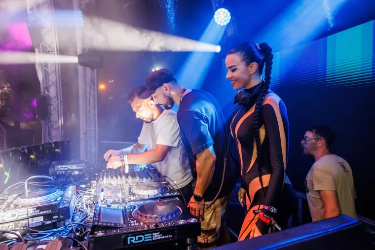 Ivana Knoll užarila atmosferu na Ultri, počelo je party ludilo: Netko na festival poveo tatu, stigli i fratri