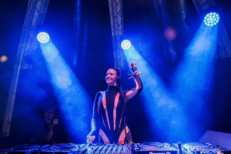Ivana Knoll užarila atmosferu na Ultri, počelo je party ludilo: Netko na festival poveo tatu, stigli i fratri