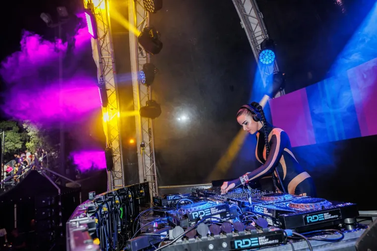 Ivana Knoll užarila atmosferu na Ultri, počelo je party ludilo: Netko na festival poveo tatu, stigli i fratri