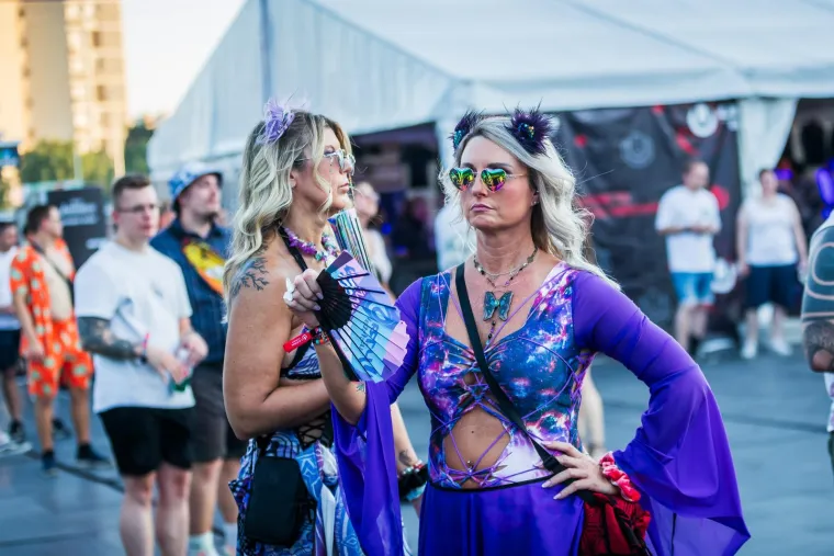 Ivana Knoll užarila atmosferu na Ultri, počelo je party ludilo: Netko na festival poveo tatu, stigli i fratri