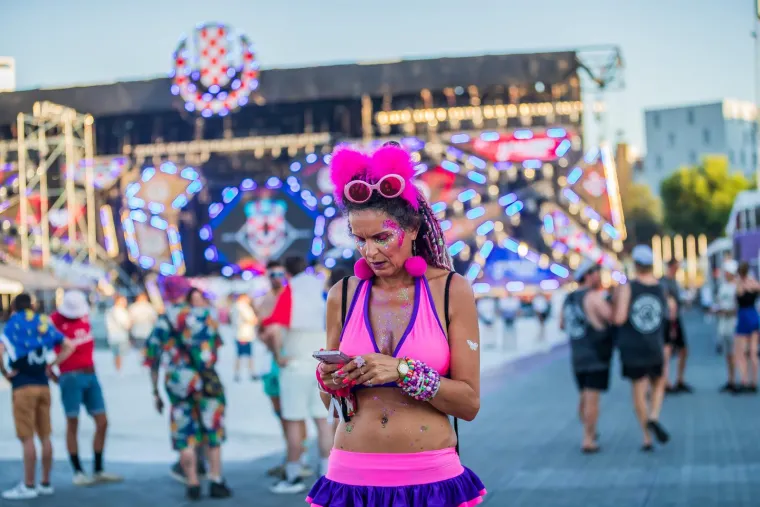 Ivana Knoll užarila atmosferu na Ultri, počelo je party ludilo: Netko na festival poveo tatu, stigli i fratri