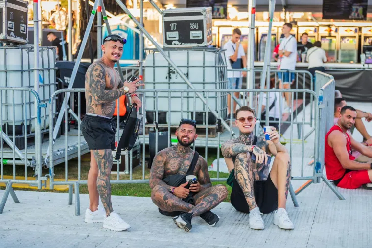 Ivana Knoll užarila atmosferu na Ultri, počelo je party ludilo: Netko na festival poveo tatu, stigli i fratri