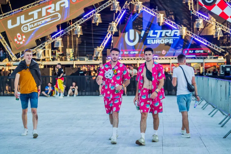 Ivana Knoll užarila atmosferu na Ultri, počelo je party ludilo: Netko na festival poveo tatu, stigli i fratri