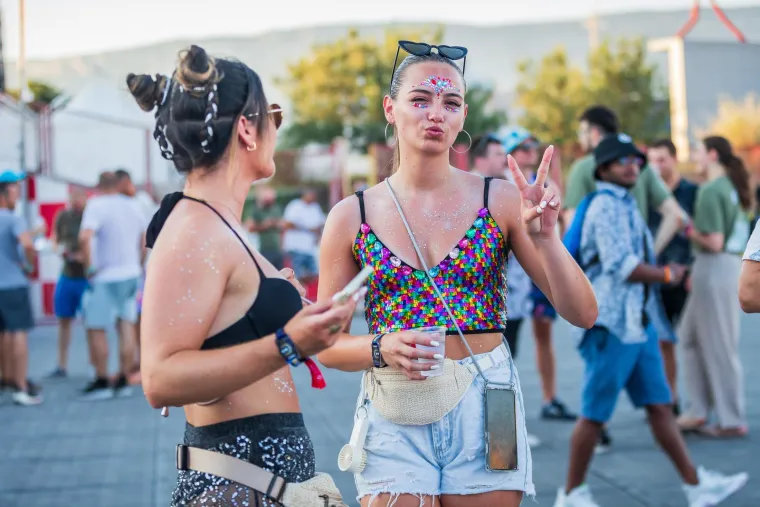 Ivana Knoll užarila atmosferu na Ultri, počelo je party ludilo: Netko na festival poveo tatu, stigli i fratri