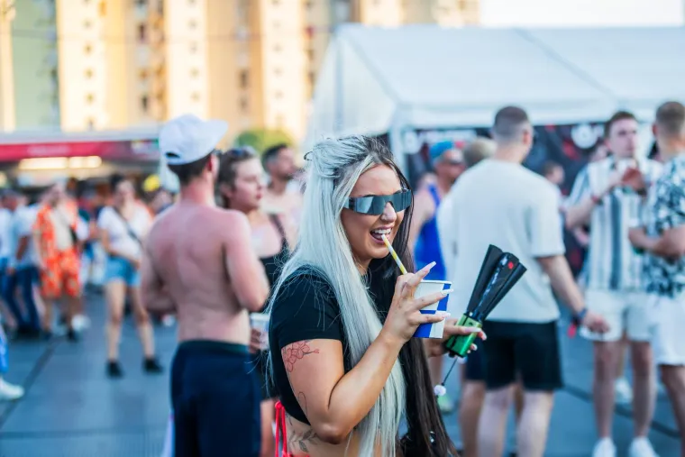 Ivana Knoll užarila atmosferu na Ultri, počelo je party ludilo: Netko na festival poveo tatu, stigli i fratri