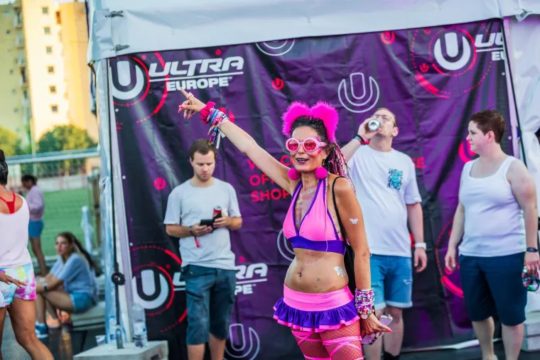 Ivana Knoll užarila atmosferu na Ultri, počelo je party ludilo: Netko na festival poveo tatu, stigli i fratri