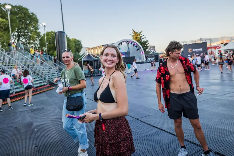 Ivana Knoll užarila atmosferu na Ultri, počelo je party ludilo: Netko na festival poveo tatu, stigli i fratri