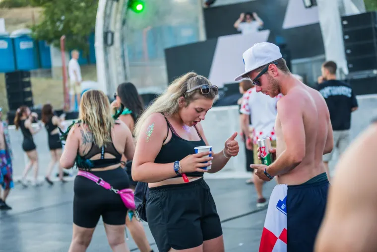 Ivana Knoll užarila atmosferu na Ultri, počelo je party ludilo: Netko na festival poveo tatu, stigli i fratri