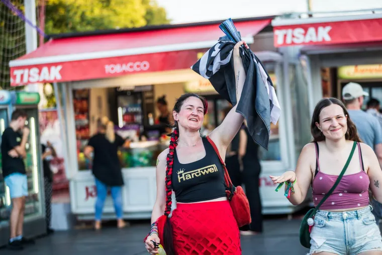 Ivana Knoll užarila atmosferu na Ultri, počelo je party ludilo: Netko na festival poveo tatu, stigli i fratri