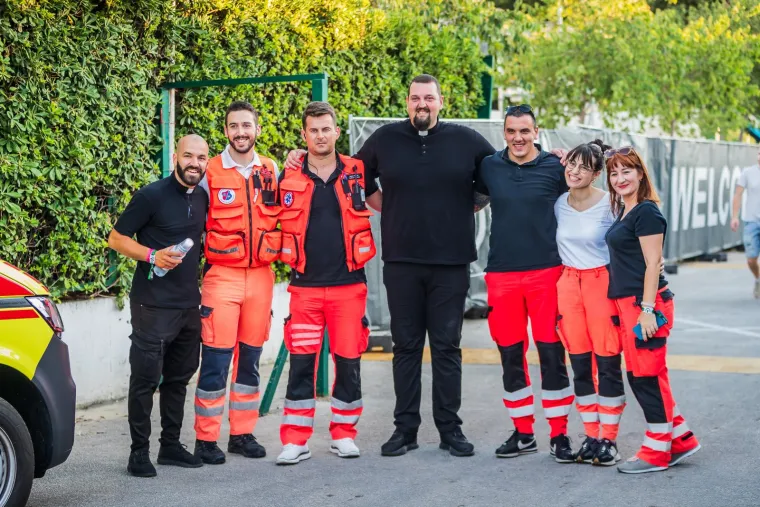 Fratri na Ultri posjetiteljima dijelili vodu