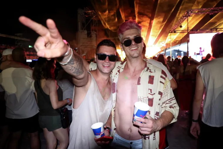 Prva noć Ultre iza nas! Gliteri, neon i partijanje do zore: pogledajte kako je to izgledalo